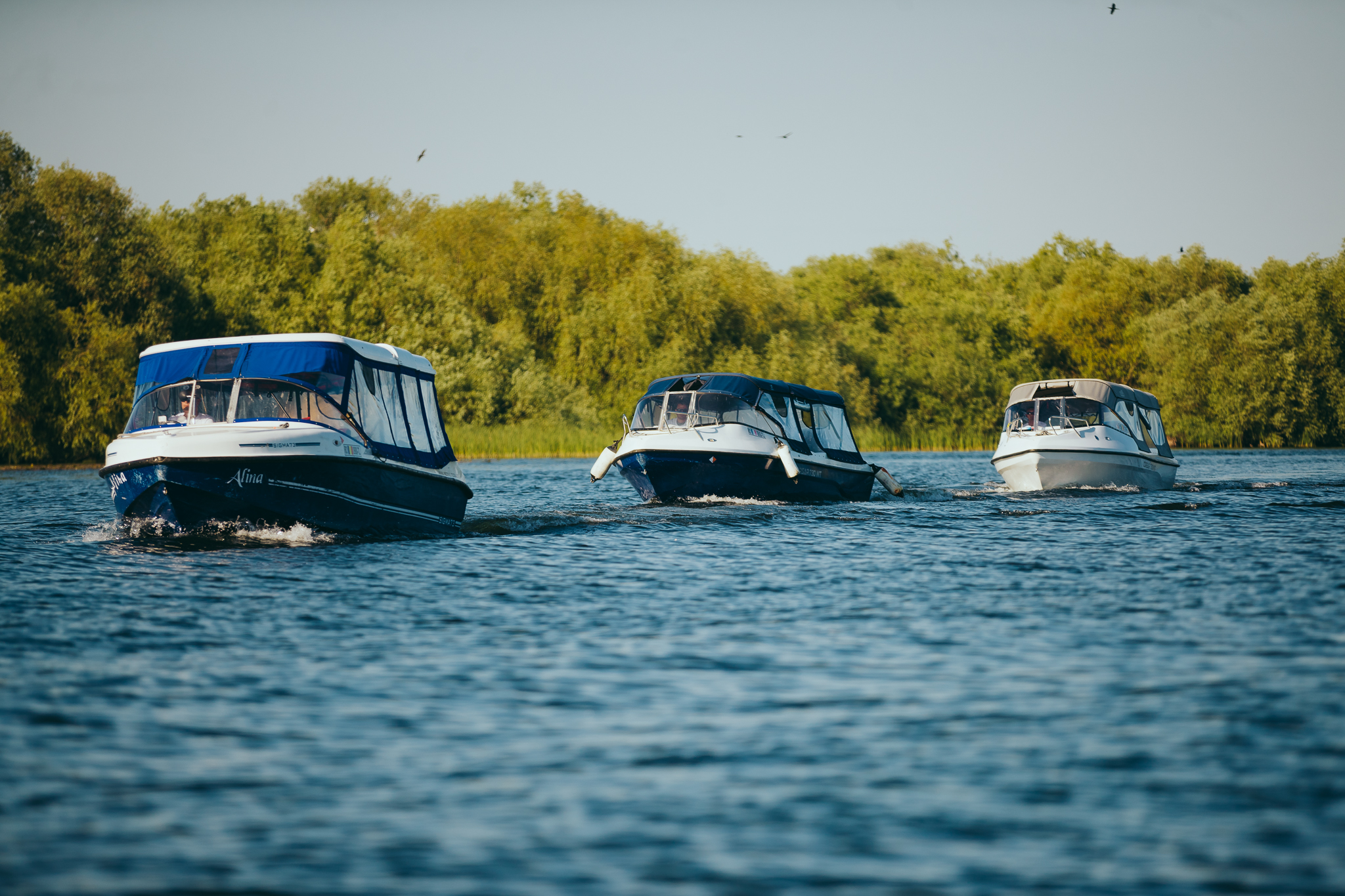 Excursie in Delta Dunarii cu barca. Lacuri si canale din Delta Dunarii. Barci special construite pentru turismul din Delta Dunarii.